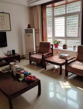 高郵西實小附近，新華園聯(lián)排別墅，精裝五室三衛(wèi)，有院子