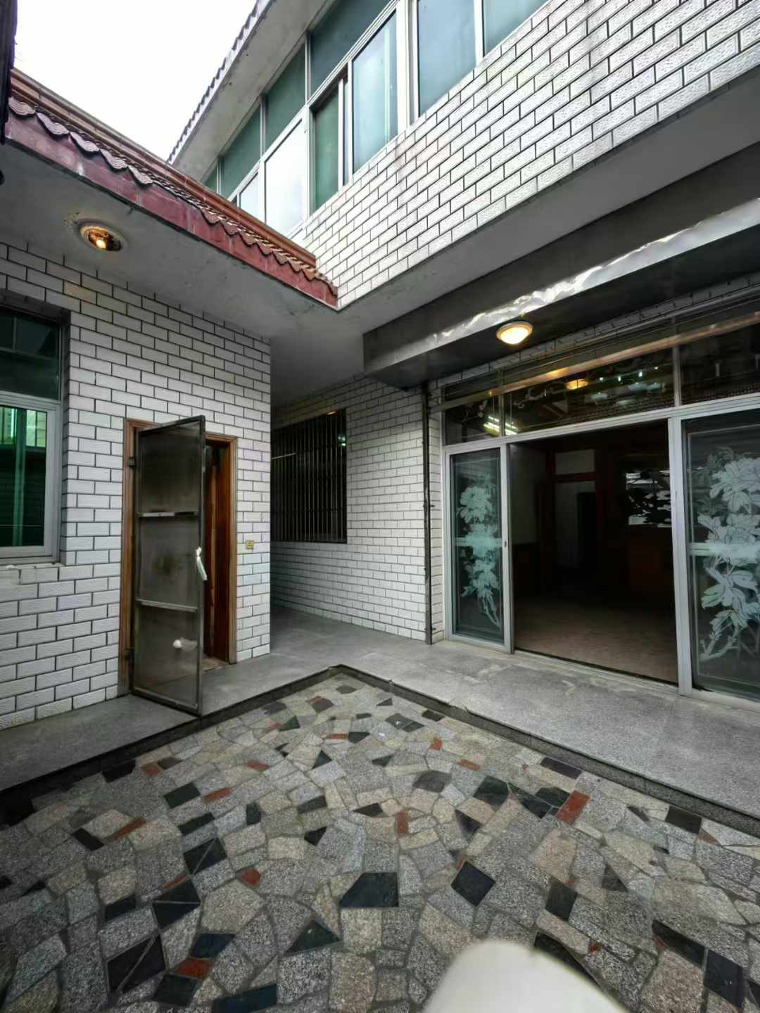 高郵世貿(mào)附近單門獨院，國有土地二上二下加廂房一間，有院子