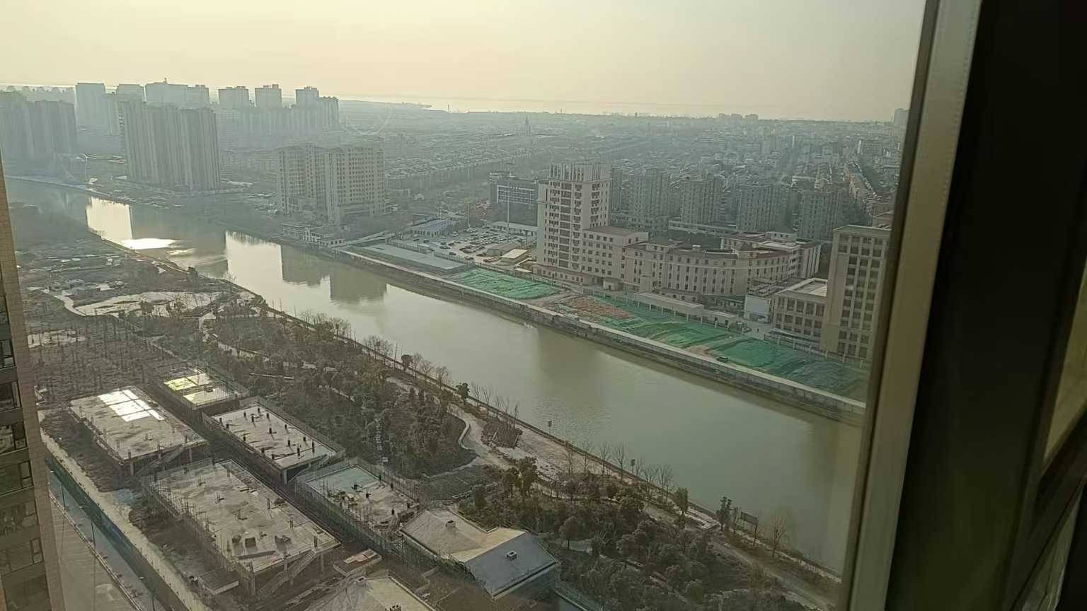 高郵東區(qū)，綠地鹽河嘉韻電梯新裝三房 南北通透陽光好  湖景房