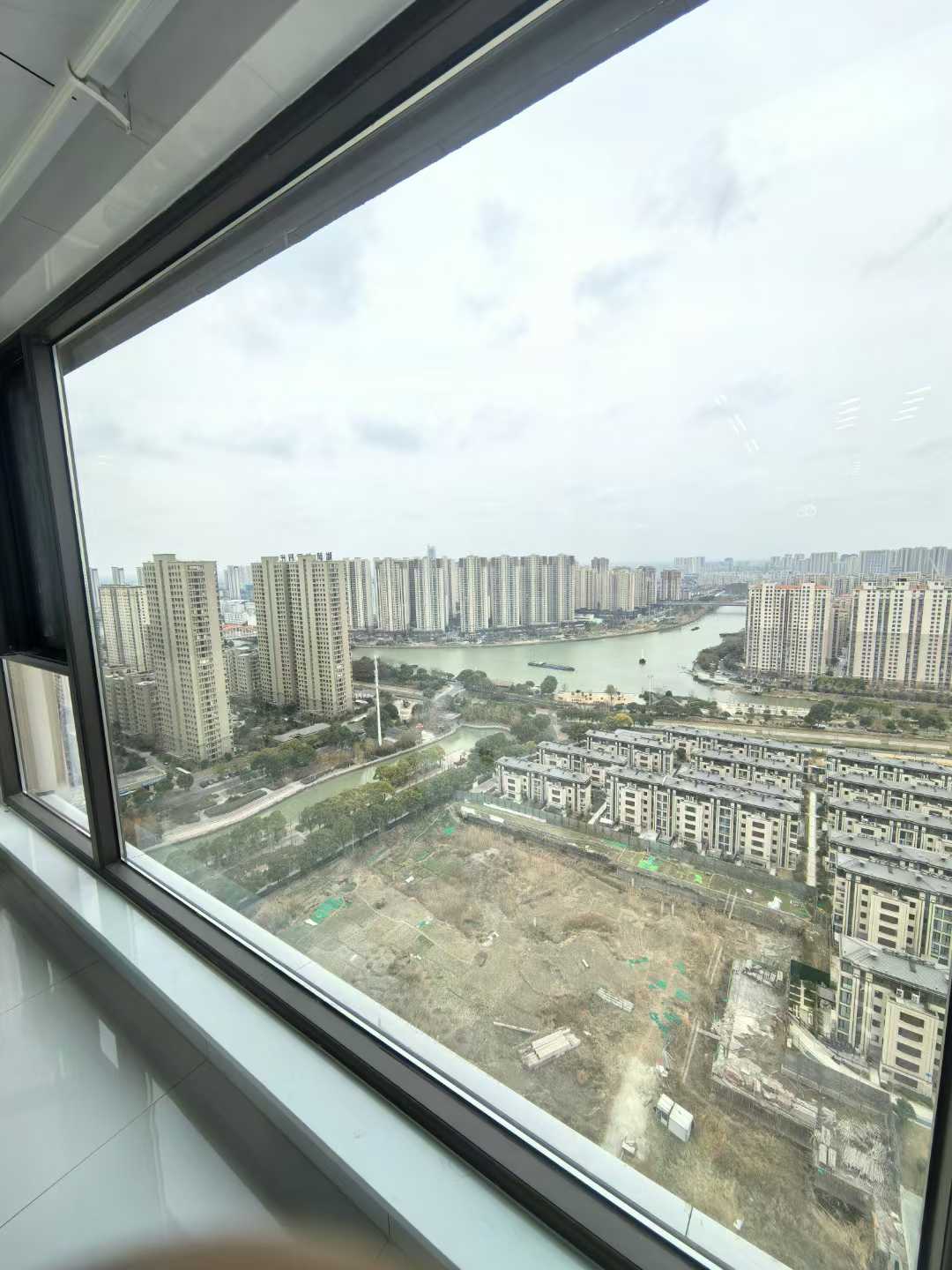 撿漏！高郵蘇大附近，合景領(lǐng)峰最前排湖景房，新裝四房雙衛(wèi)