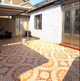 高郵大運河旁，華嚴街單門獨院，三間一廂，大院子陽光好