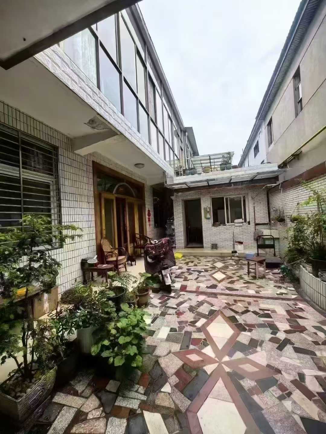 高郵西實(shí)小附近單門獨(dú)院，三間兩層加兩廂，大院子，家裝