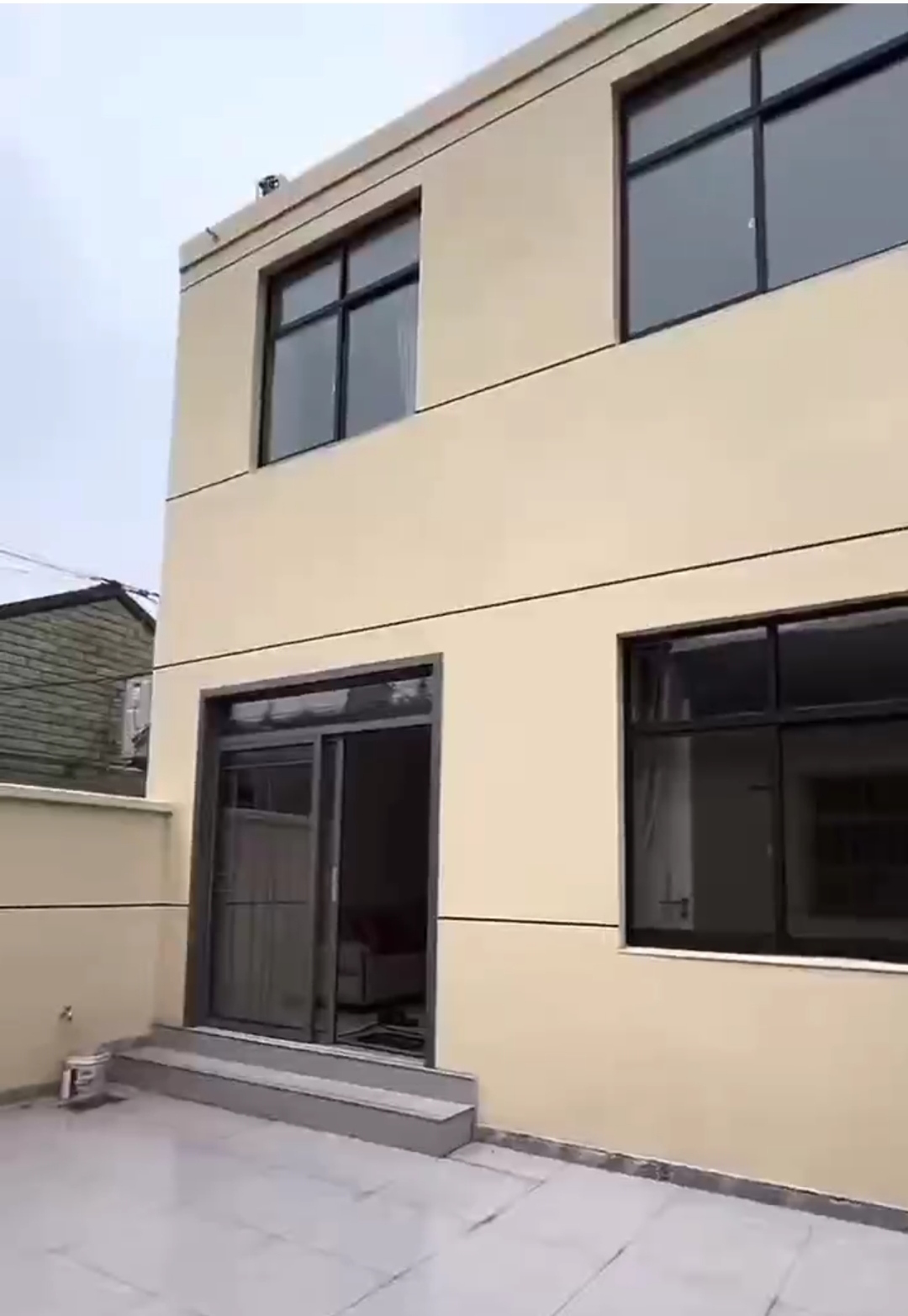 高郵蝶園路西，二間樓上下，新裝修四室二衛(wèi)，大院子，陽光好