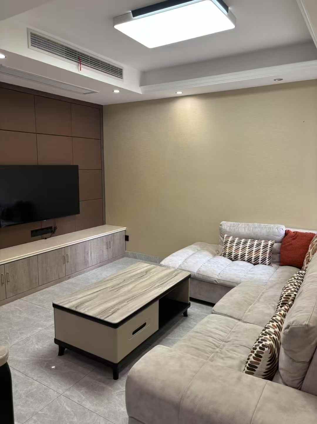 高郵世貿(mào)廣場二區(qū)，電梯精裝兩房，陽光好，拎包入住